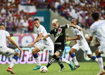 Gabriel Pec durante jogo conta o Bahia