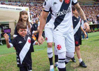 Menino Gui entrou em campo com Pec em partida do Vasco