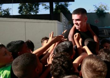 Pec cumprimenta os meninos da base antes do treino.
