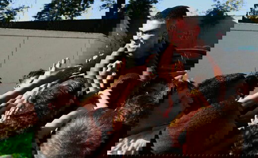 Pec cumprimenta os meninos da base antes do treino.