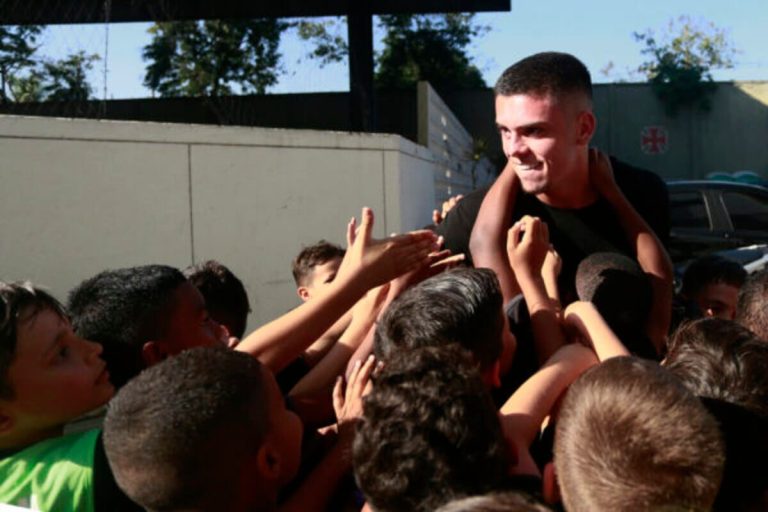 Pec cumprimenta os meninos da base antes do treino.