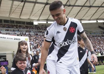 Gabriel Pec entrando em campo com o pequeno Gui
