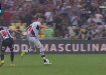 Gabriel Pec foi puxado pela camisa na área contra o Atlético-MG