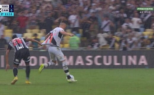 Gabriel Pec foi puxado pela camisa na área contra o Atlético-MG