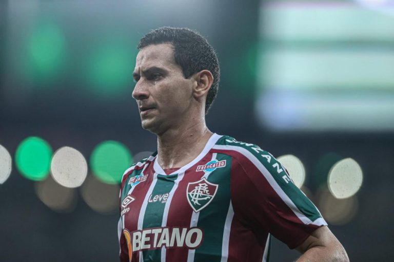 Paulo Henrique Ganso com a camisa do Fluminense