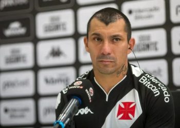 Gary Medel em apresentação no Vasco