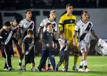 Jogadores do Vasco em jogo contra o Red Bull Bragantino
