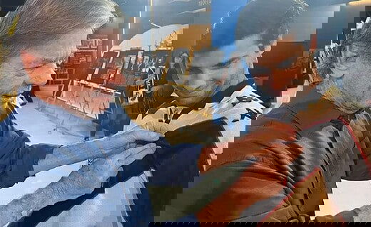 Jorge Salgado entregando medalha comemorativa a sócio do Vasco