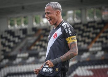 Julião celebra gol pelo Vasco