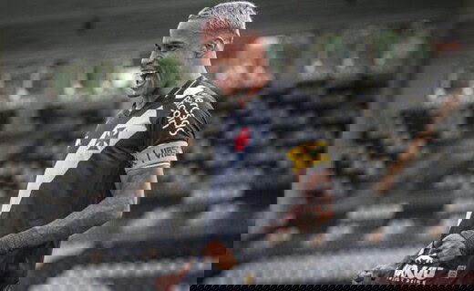 Julião celebra gol pelo Vasco