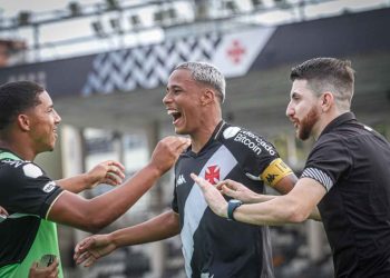 Julião comemora gol pelo Vasco