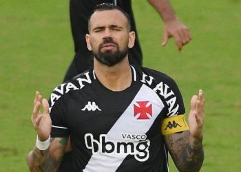 Leandro Castan em momento de fé