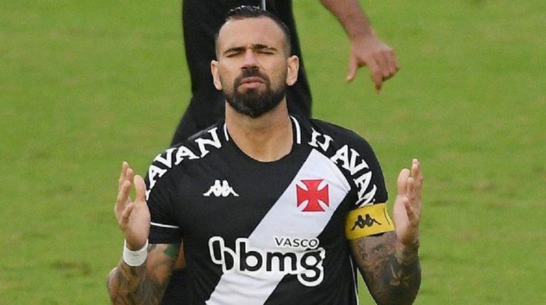 Leandro Castan em momento de fé