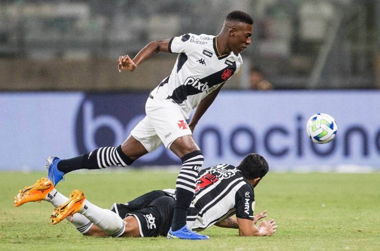 Léo em jogo contra o Atlético-MG