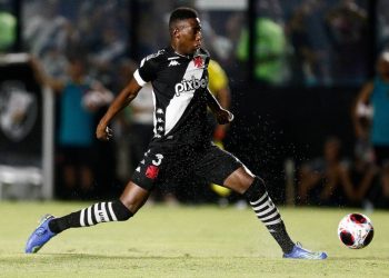 Léo em ação pelo Vasco contra o Boavista