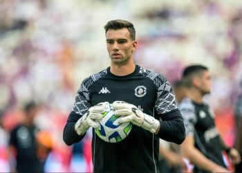 Léo Jardim no gramado da Arena Castelão