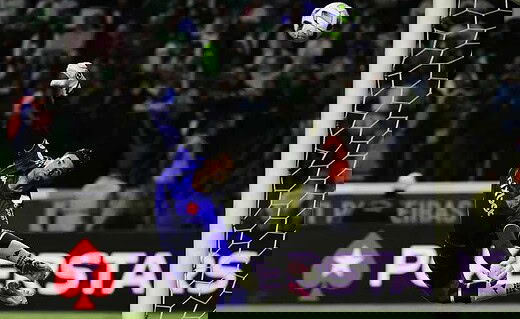 Léo Jardim em ação pelo Vasco contra o Palmeiras