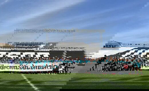 Crianças seguram faixa pedindo a liberação de São Januário