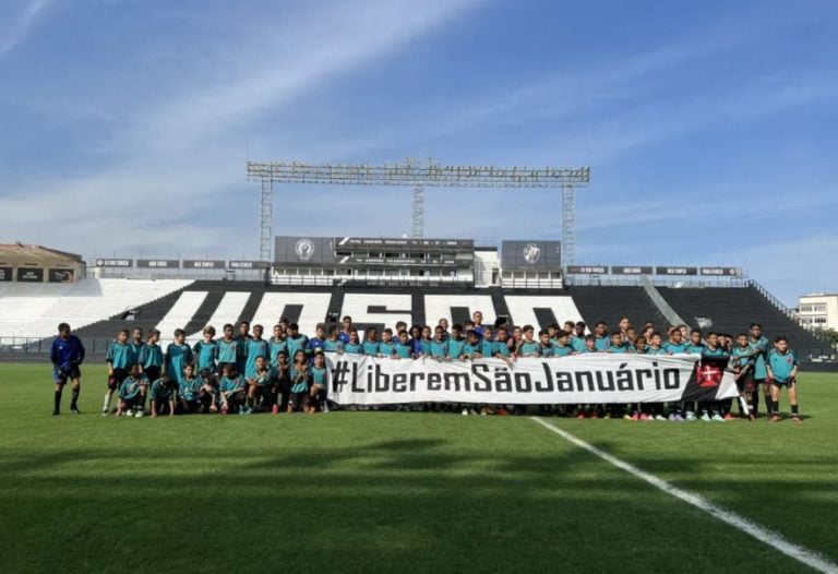 Crianças seguram faixa pedindo a liberação de São Januário