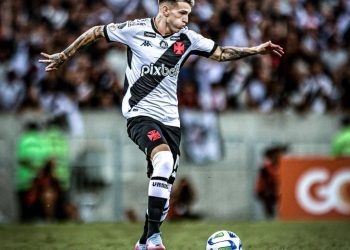 Luca Orellano em campo pelo Vasco contra o Palmeiras