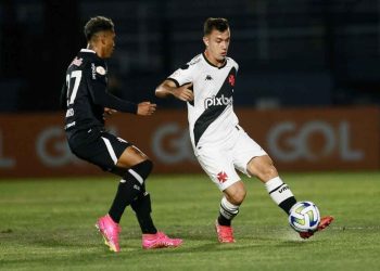 Lucas Piton em ação pelo Vasco contra o Red Bull Bragantino