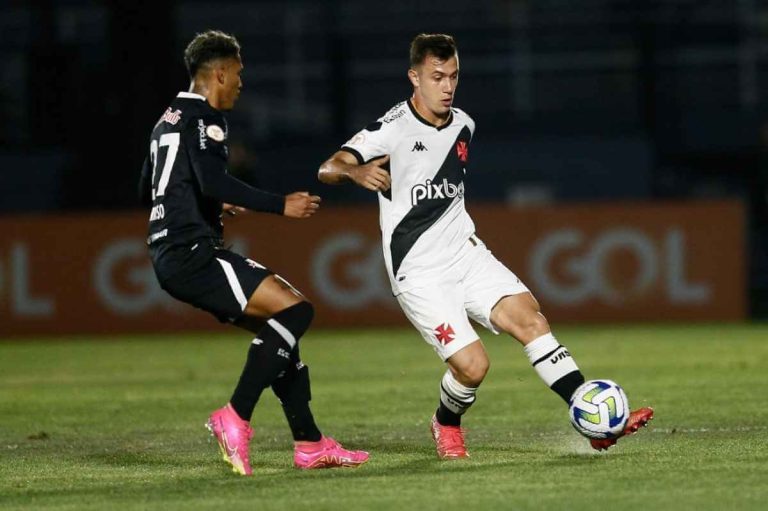 Lucas Piton em ação pelo Vasco contra o Red Bull Bragantino