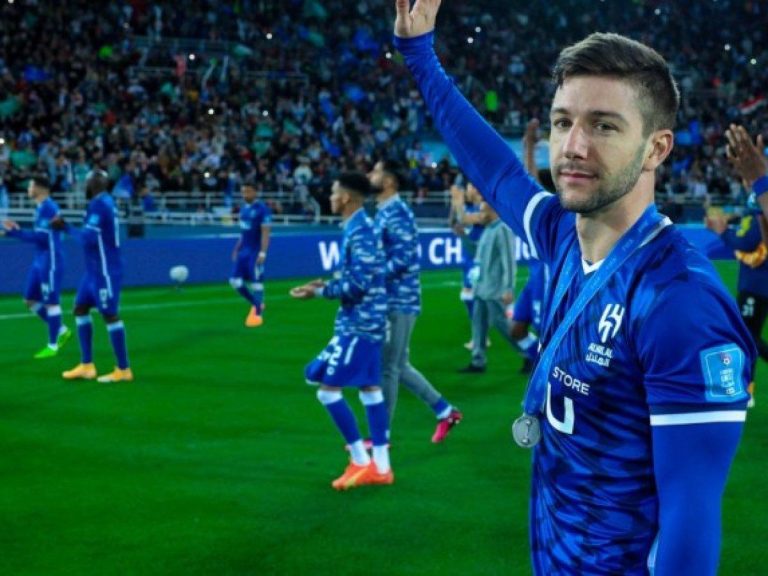 Luciano Vietto com a camisa do Al-Hilal, da Arábia Saudita