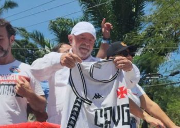 Lula recebe camisa do Vasco em São Gonçalo
