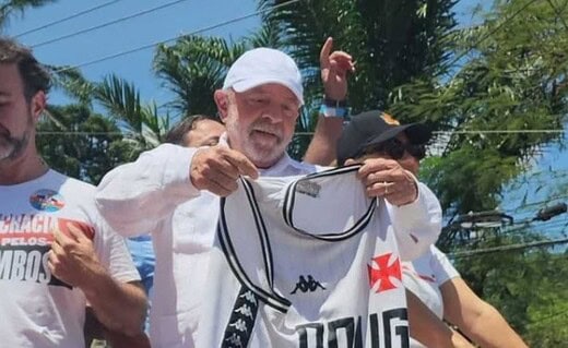 Lula recebe camisa do Vasco em São Gonçalo