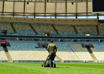 Gramado do Maracanã recebe cuidados