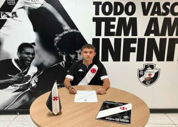 Marcinei Júnio assinando contrato com o Vasco