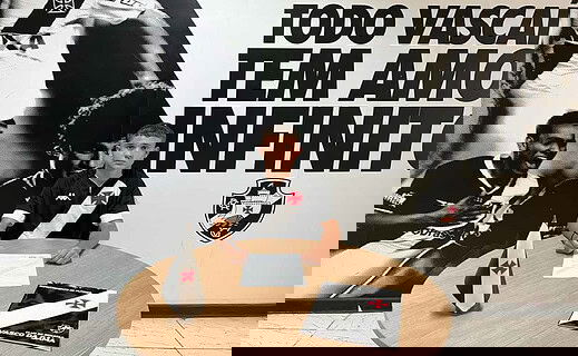 Marcinei Júnio assinando contrato com o Vasco