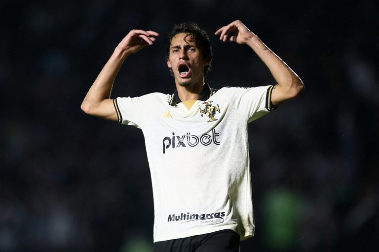 Marlon Gomes comemora gol contra o Náutico