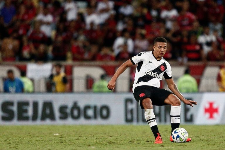 Mateus Carvalho em ação pelo Vasco contra o Flamengo