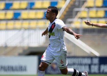 Matheus Julião em campo pelo Sub-20 do Vasco