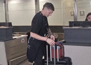Pablo Vegetti em aeroporto na Argentina