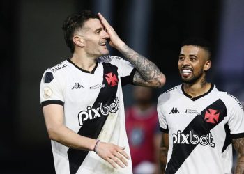 Vegetti, do Vasco, comemora gol contra o Grêmio