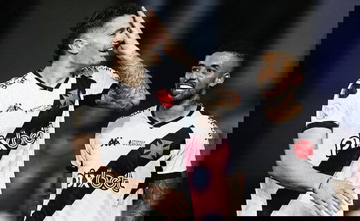 Vegetti, do Vasco, comemora gol contra o Grêmio