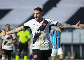 Vegetti em ação pelo Vasco contra o Grêmio