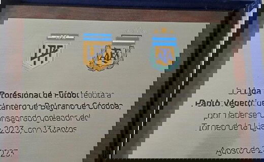 Vegetti recebe placa pela artilharia do Campeonato Argentino