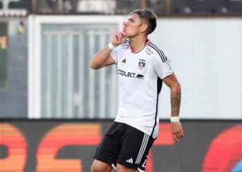 Carlos Palacios celebra após gol pelo Colo-Colo