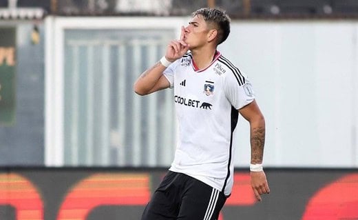 Carlos Palacios celebra após gol pelo Colo-Colo