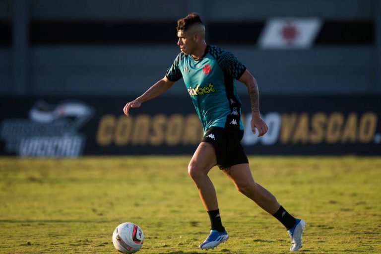 Palacios durante treino no Vasco
