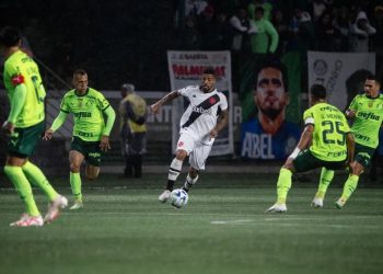 Paulinho em campo contra o Palmeiras