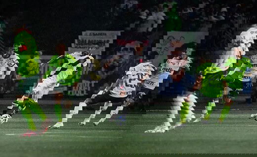 Paulinho em campo contra o Palmeiras