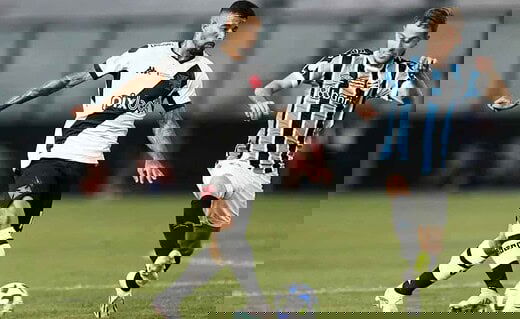 Paulinho durante jogo contra o Grêmio