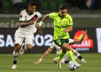 Paulinho em ação pelo Vasco contra o Palmeiras