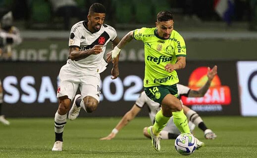 Paulinho em ação pelo Vasco contra o Palmeiras