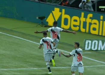 Paulinho comemorando gol contra o Palmeiras