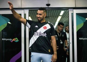 Payet chega ao Rio de Janeiro